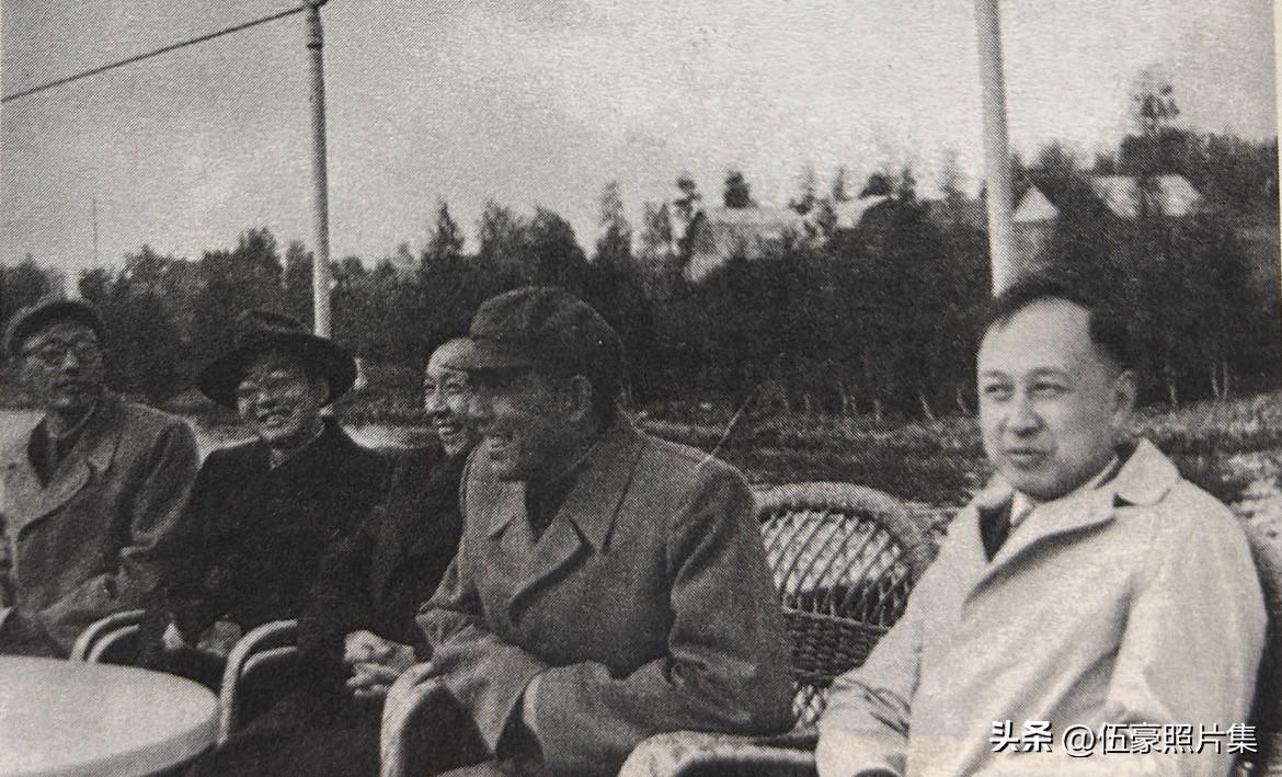 【老照片背后的故事178】
1957年9月，钱学森（右一）、陈一民（右二）、徐昌