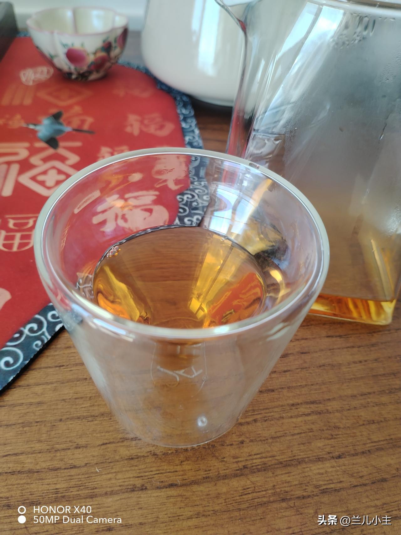 今天周天，闺女休息。我去她家看看她，先去市场买了点大骨头，又买了油菜和胡萝卜，买