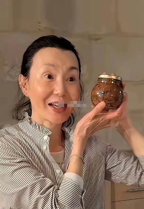 女神可以老，但优雅的不多
张曼玉，香港女演员。从1983年香港小姐亚军起步，她逐