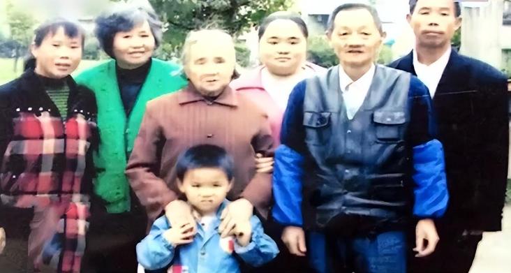 2014年的冬天，湖南一个普通的村庄笼罩在一片悲伤的氛围中。
八旬老太周梦慈的突