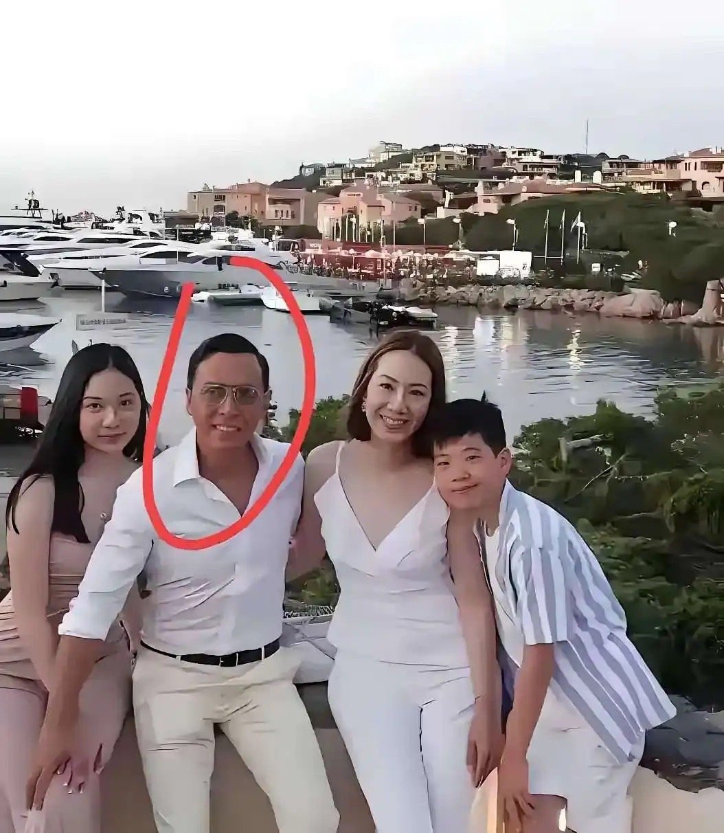 用一句话证明你认识他啊，不许提名字 ​​​