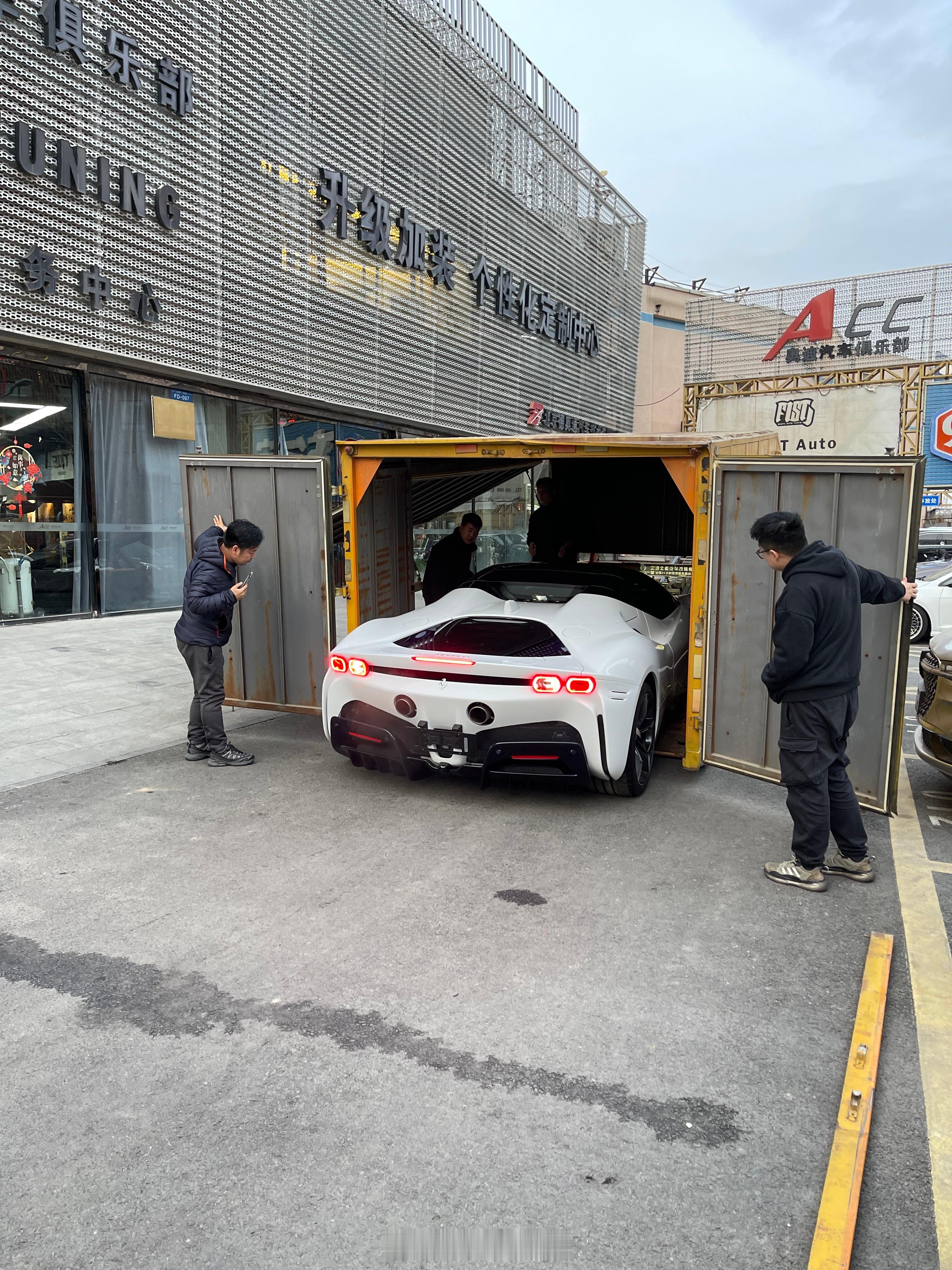 F1法拉利车手签名版Tailormade SF90 Spider到店[舔屏][舔
