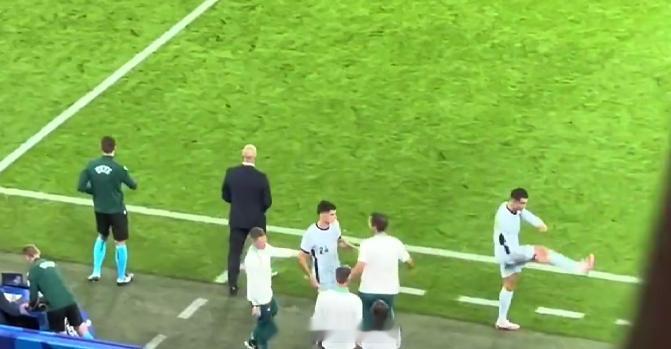 #c罗踢飞水瓶# 6月27日消息，6月27日凌晨，欧洲杯小组赛F组第3轮，格鲁吉