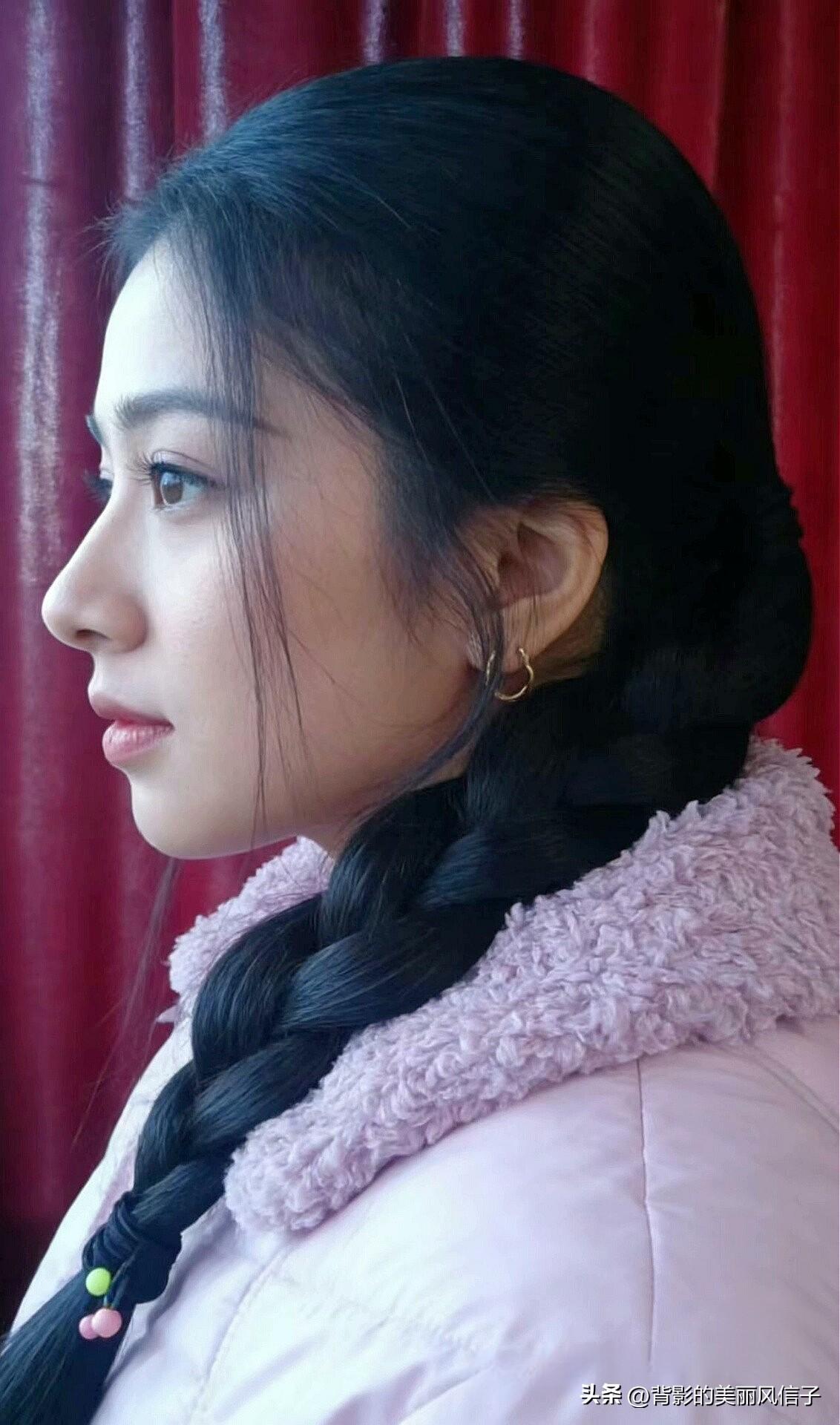 温柔侧颜，长发编辫，冬日暖阳下的美丽风信子。