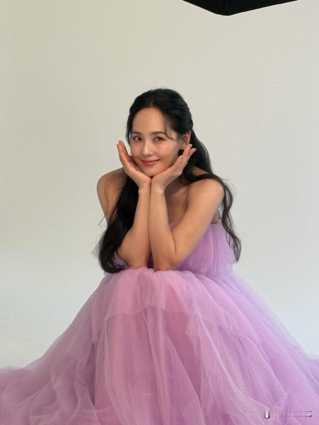 7日，演员柳真在自己的Instagram上传了多张照。公开的照片中，柳真身着淡雅