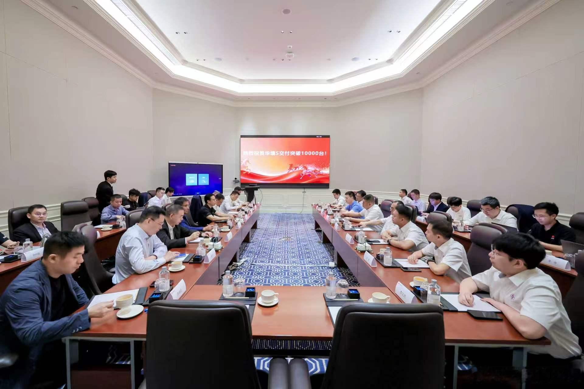 华境 S，上市以来已经交付了一万辆。其中，6月单月交付量达5689台，实现了稳居