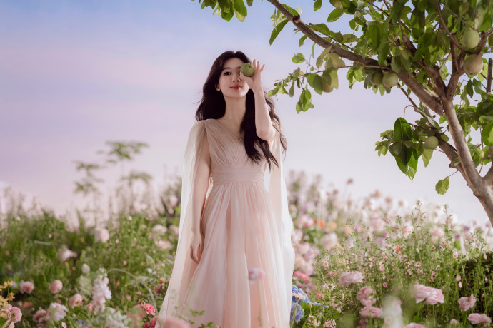 杨紫粉纱裙  杨紫粉纱裙的梦幻可爱感谁懂？分分钟一枚行走的白月光之杨紫温柔千金！