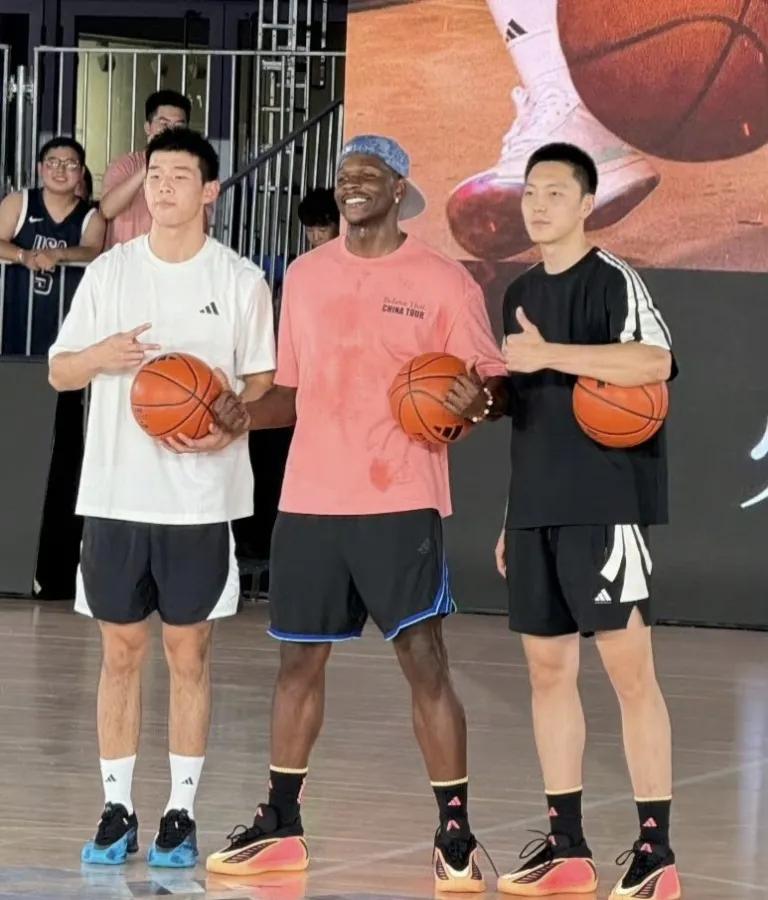 通过一张合影就能看出国内球员与NBA球员的身体差距！

NBA森林狼当家球星爱德