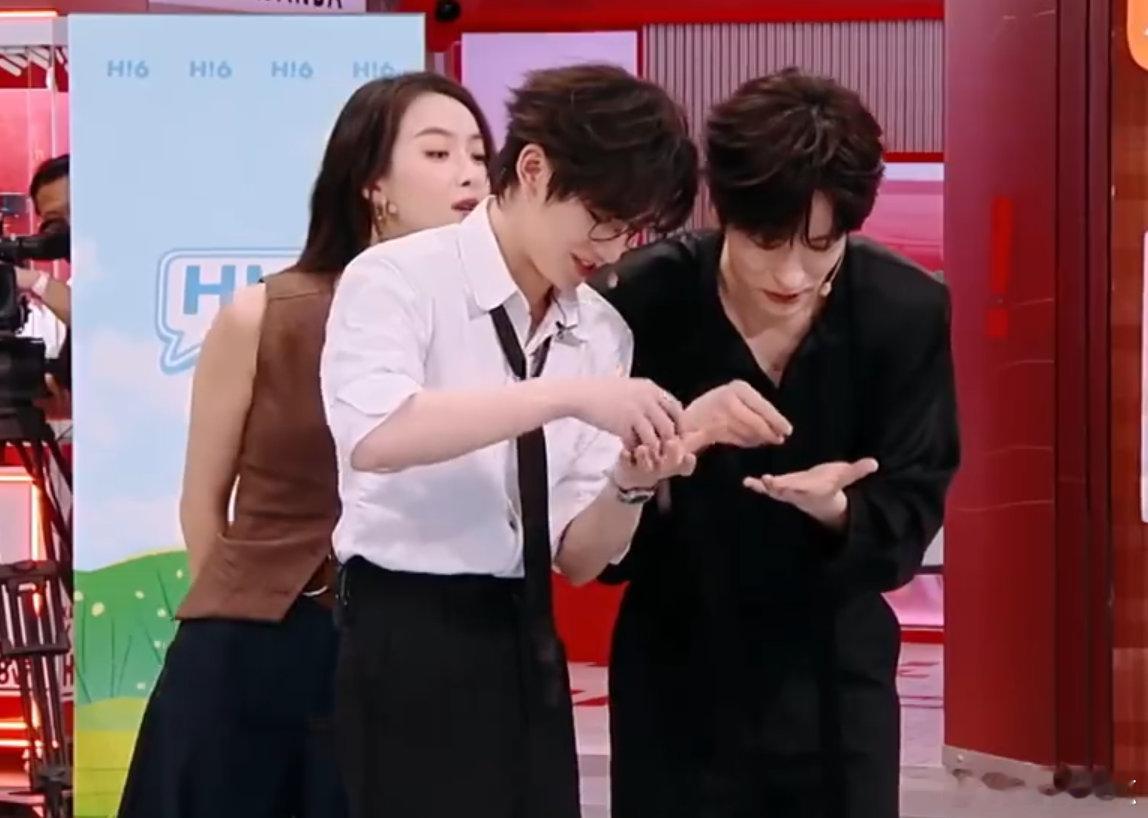 宋茜[超话]宋茜 怎么可以吃兔兔宋茜萌女撒娇家人们！宋茜 tt 组词环节解锁撒娇