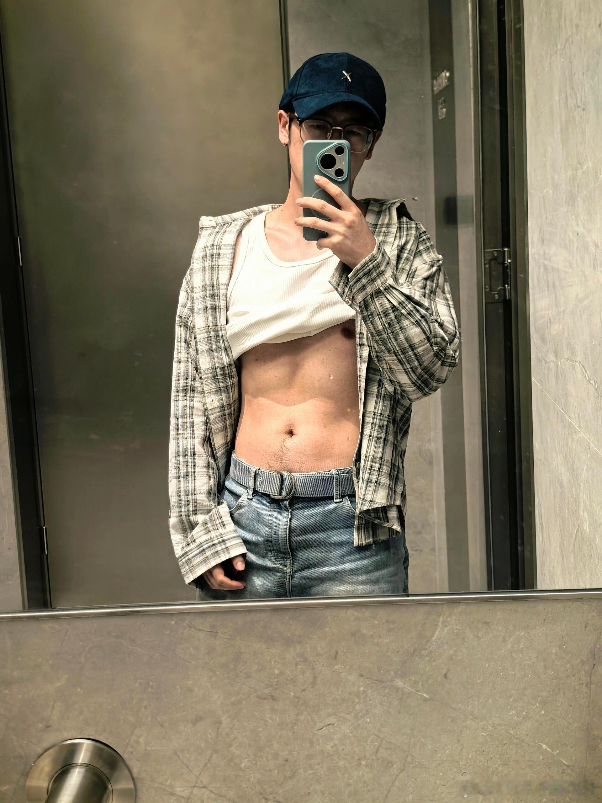 古子成薄肌被粉丝盯上了蛋糕都这么写了，25岁不练出腹肌很难收场啊古子成！粉丝已经