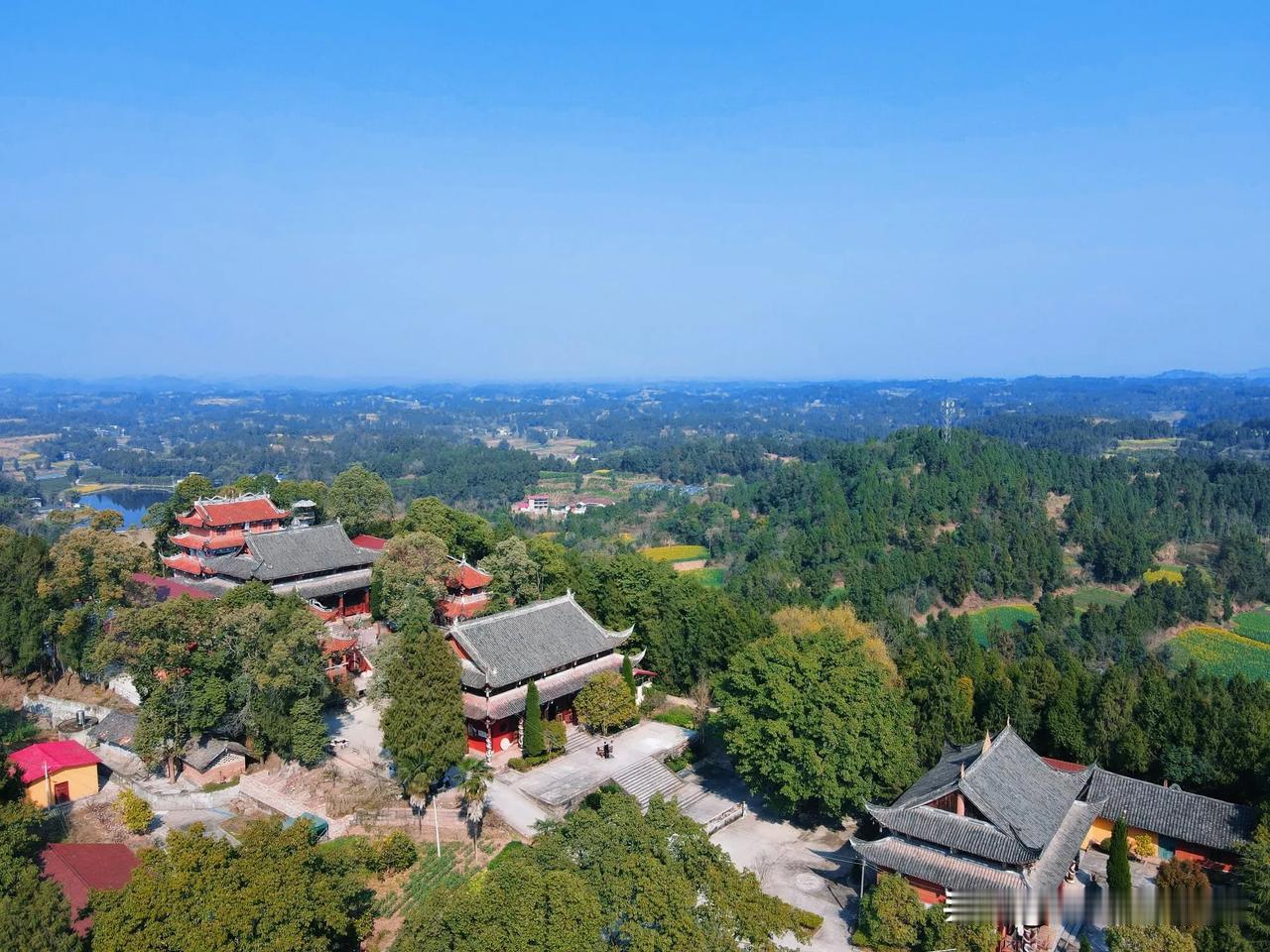 鼓楼山：天池寺位于简阳施家镇太安村与乐至高寺镇鼓楼村交界处的鼓楼山顶之上。儿时施