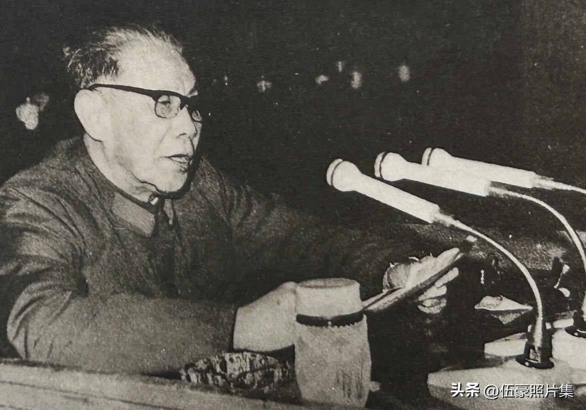 1978年8月，时任新疆军区司令员、中共新疆维吾尔自治区委员会第二书记的刘震上将