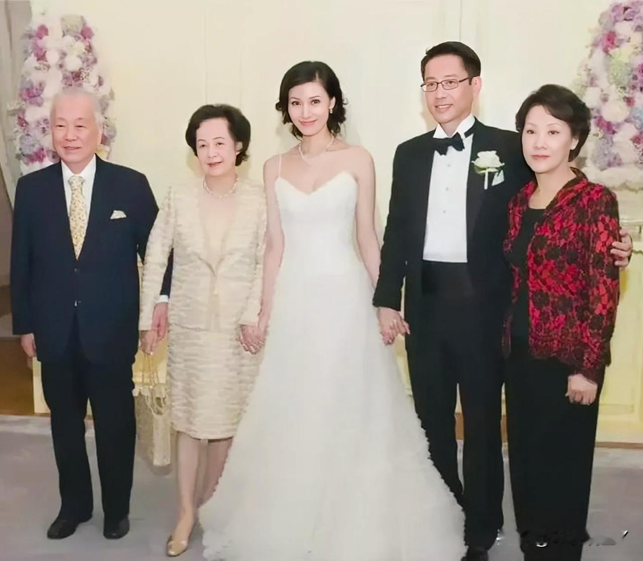 2008年，38岁的李嘉欣与46岁的许晋亨在香港结婚时的照片，那时候李嘉欣满脸幸