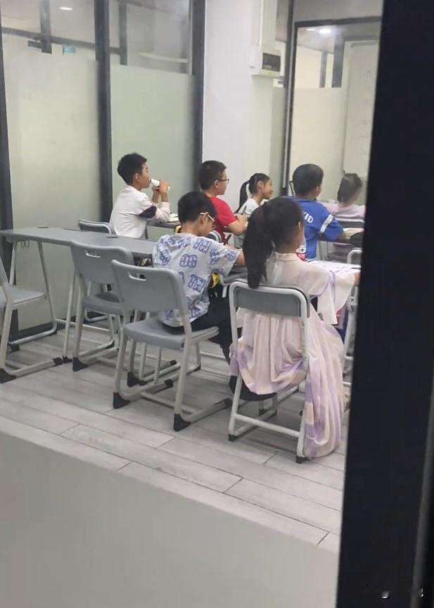 花8万给孩子补课，成绩反而降了，我才明白补课就是纯纯的智商税！

我儿子今年上初