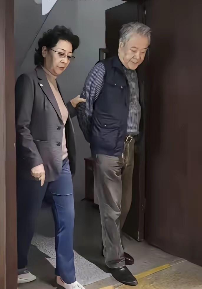 关牧村二婚被宠成宝！遇对人，晚年全是甜
 
说起关牧村，那独特的嗓音陪伴了几代人