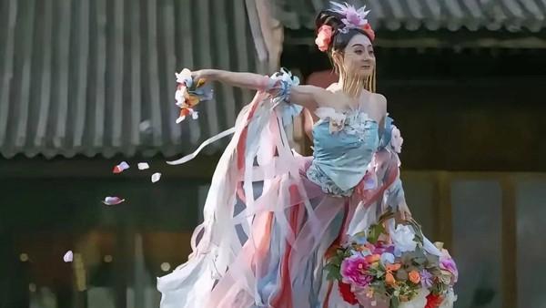 洛阳洛邑古城“仙女散花”引热议：花瓣虽假，浪漫不假

10月6日中秋佳节，河南洛