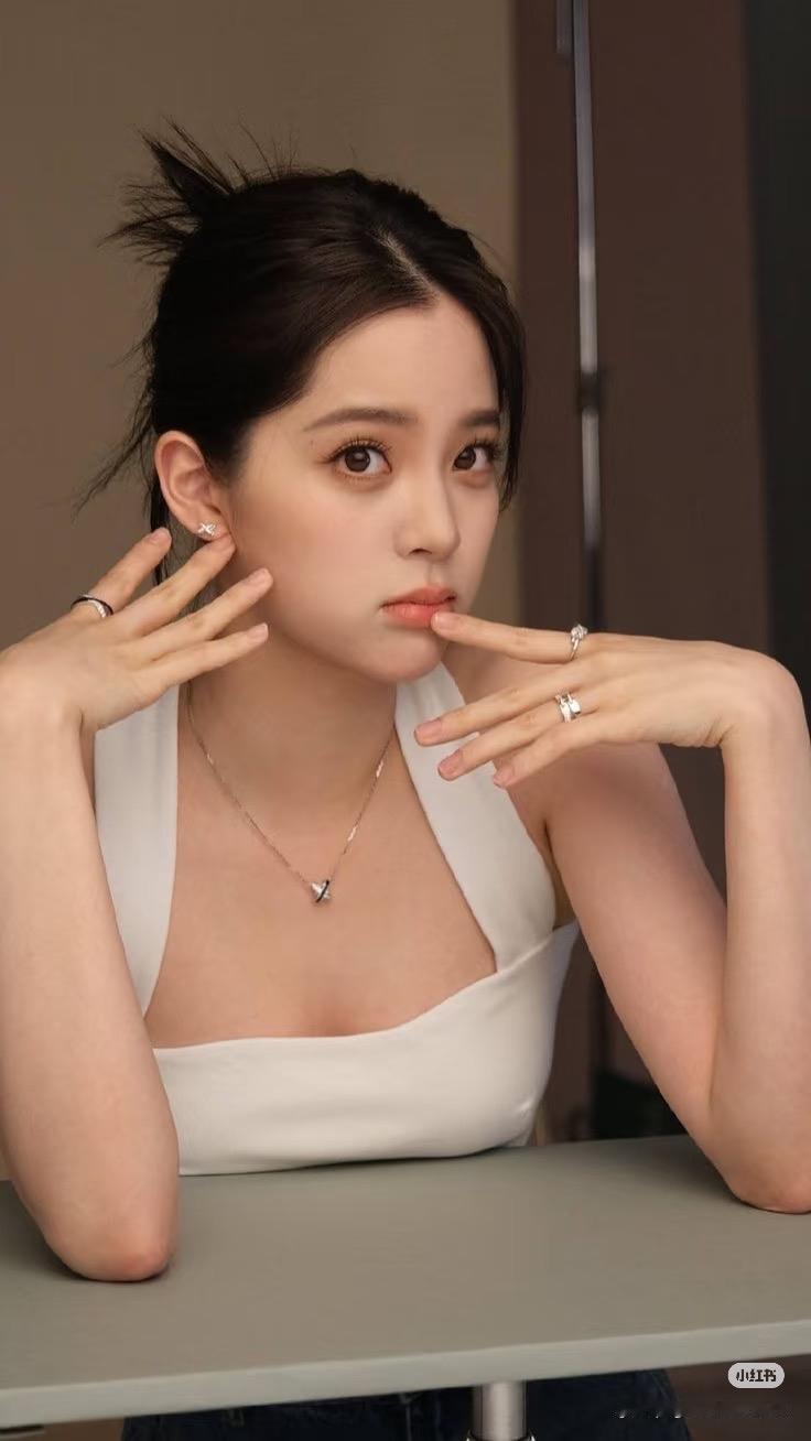 欧阳娜娜系清纯美少女的代言人💋
首先，她素净的“白开水妆”、清爽的穿搭和自然真