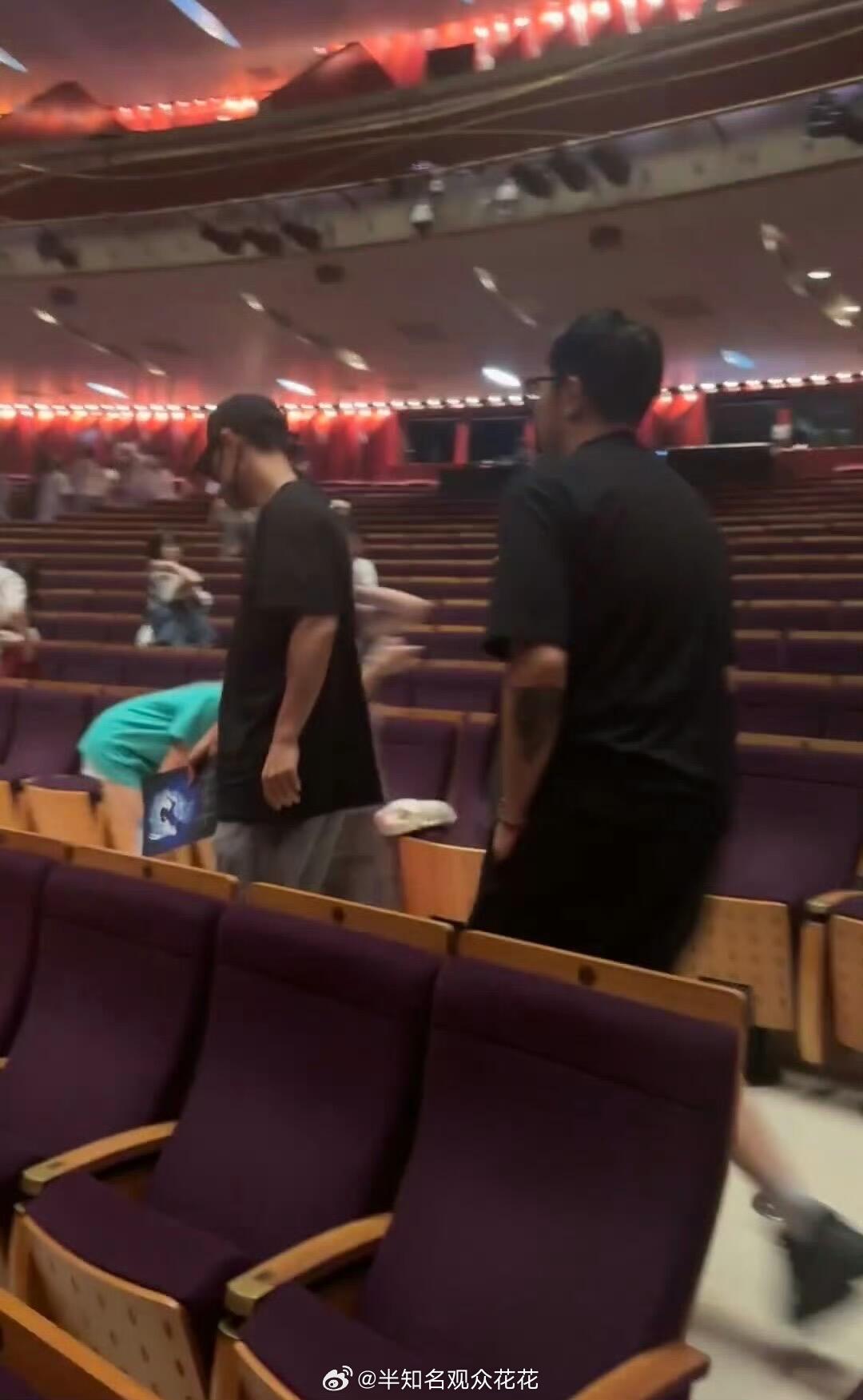 老师我什么时候能这么幸运[来抱抱]网友偶遇肖战看舞台剧网友偶遇肖战看千与千寻舞台