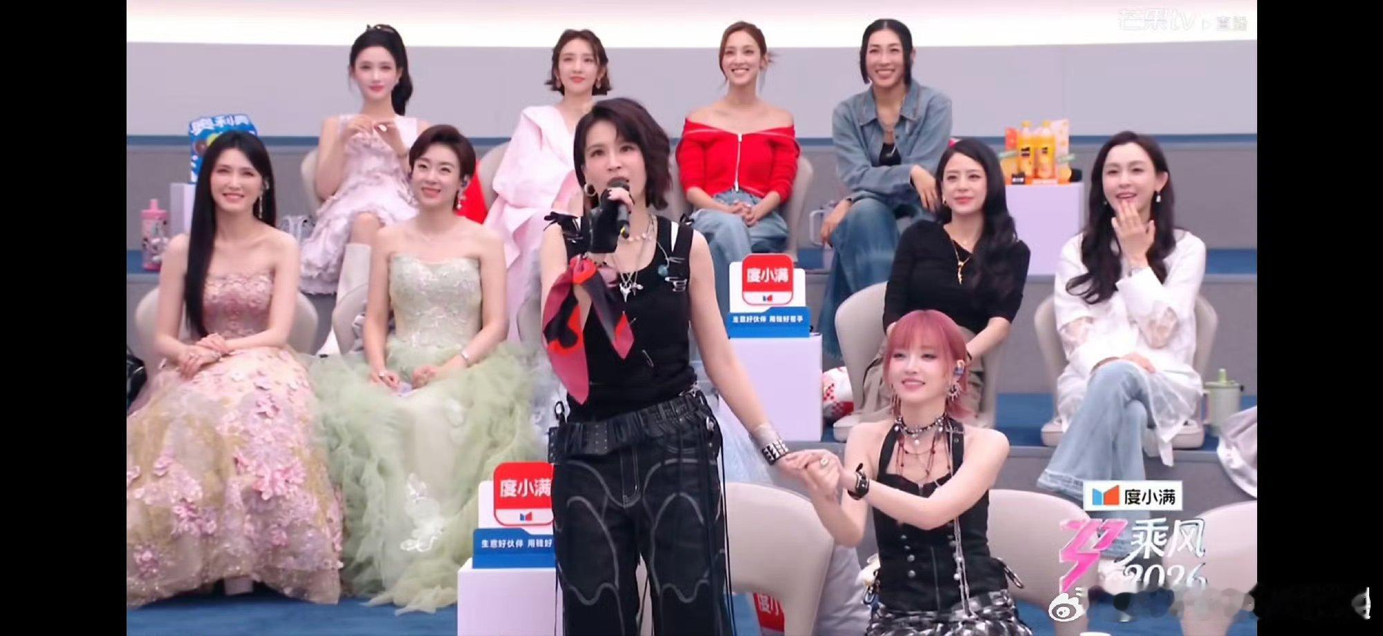 黄灿灿进步好大被黄灿灿二公舞台惊艳到啦！《篇章》全开麦状态好好哦，唱功进步超多，