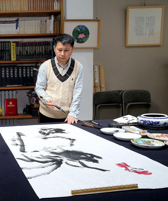 之前在美术馆看过刘庆和的水墨个展，站在他画的都市人物前愣了快十分钟。
没有传统水