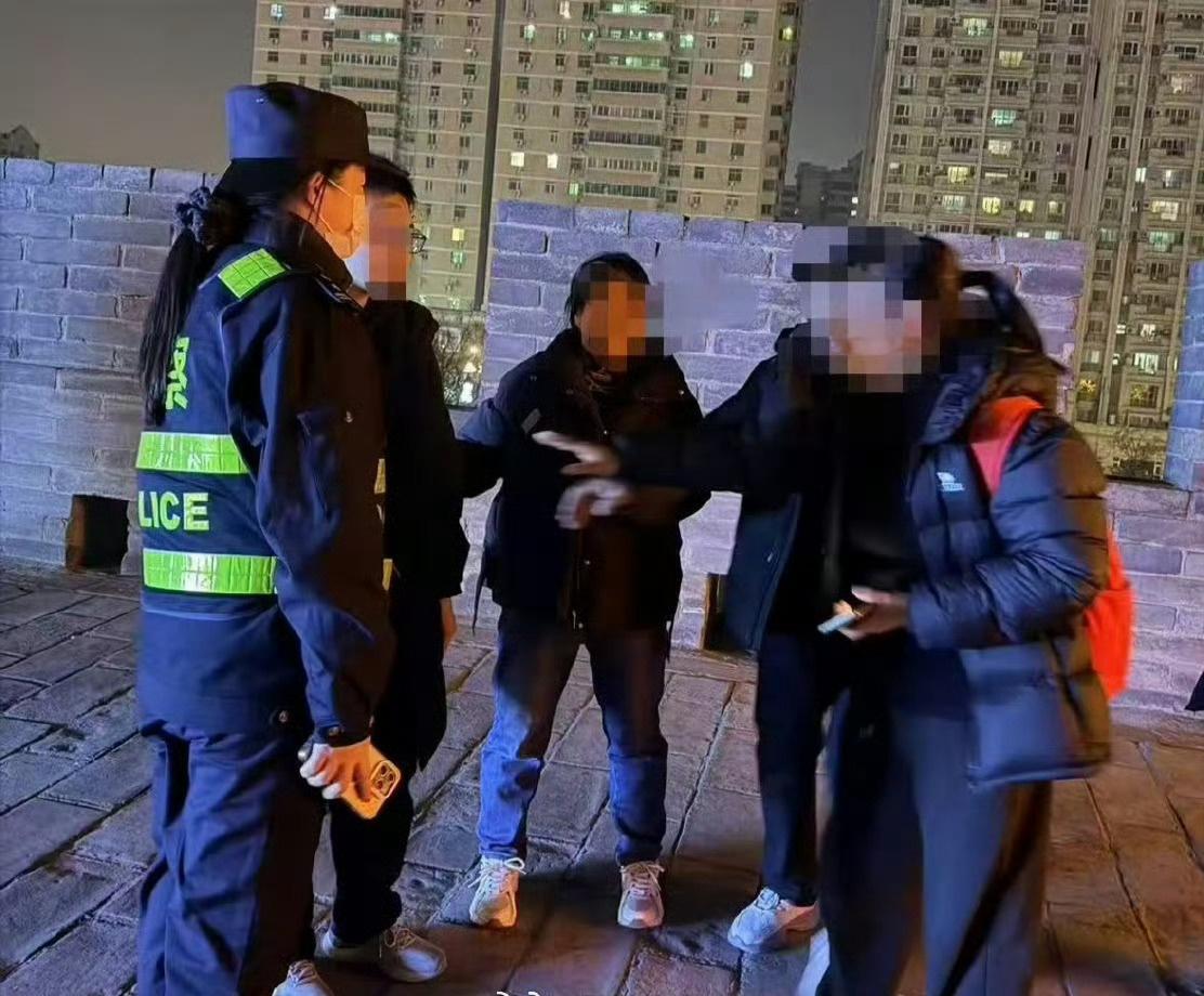 【城墙脚下暖心守护，走失少年平安归队】春节假期，西安城墙景区人流如织。2月18日