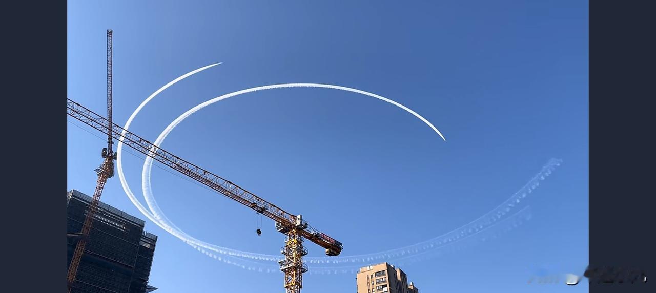 这难道是，歼36城市上空双机“画圆”？疑似放油测试！

近日，在视频平台上，有网