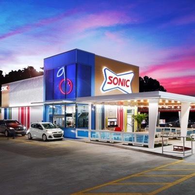 凯德·坎宁安在一家Sonic快餐店的得来速窗口看到自己签下2.24亿美元续约合同