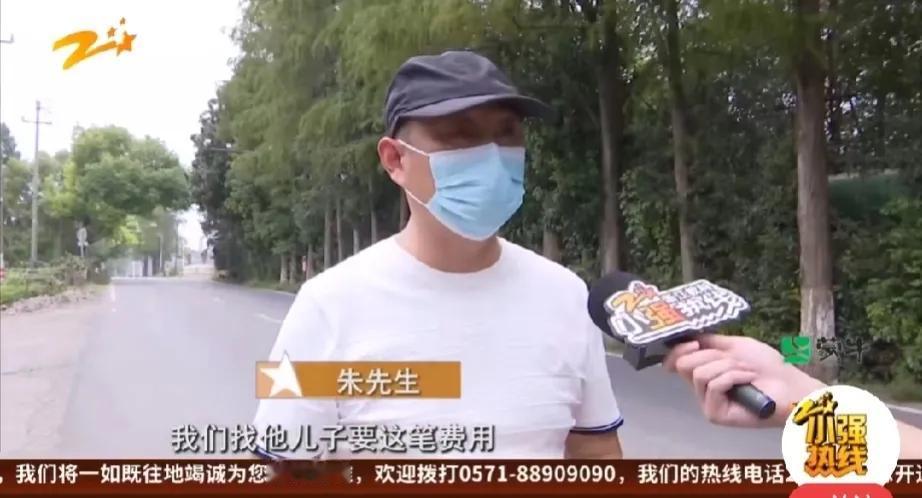 浙江嘉兴，大娘骑三轮车送孙子上学。途中突降大雨，她靠边穿雨衣。不料，被一骑三轮车