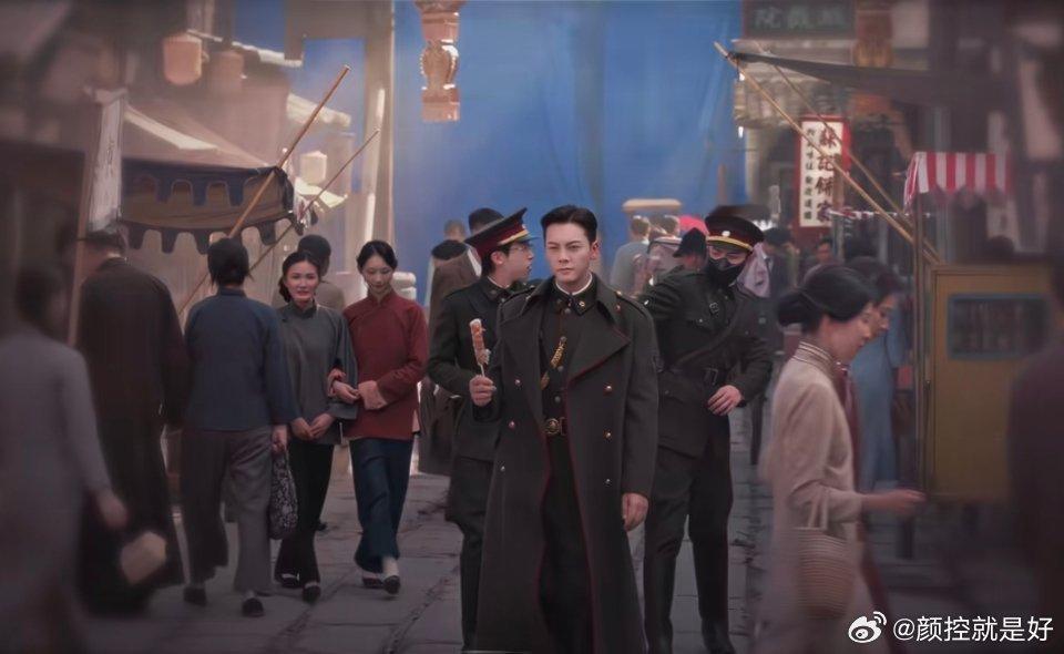 这是我们可可爱爱的温馨的张家日常佛爷给小鱼小烬买糖葫芦吃。昨天才听陈伟霆说拍了三
