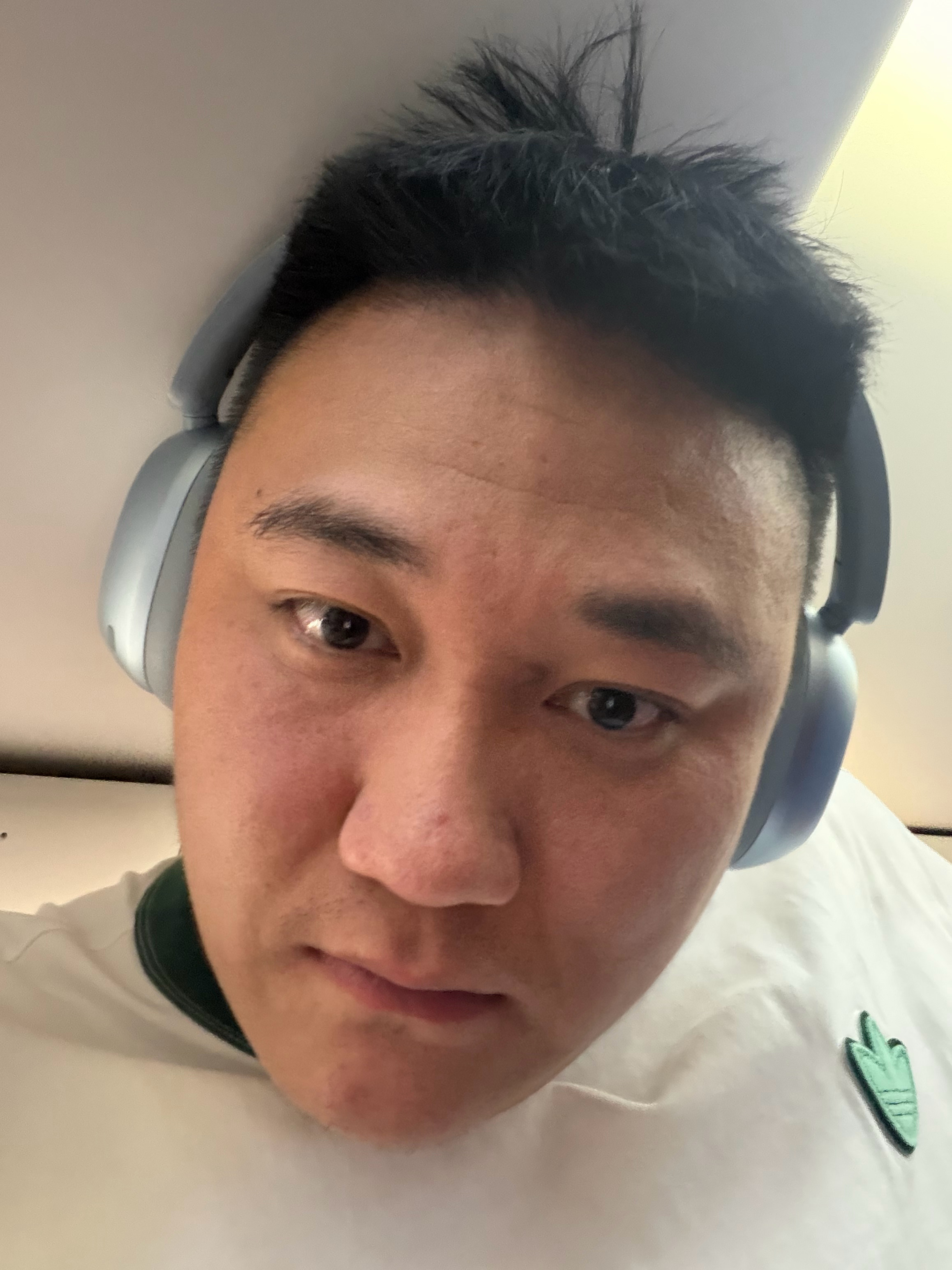 还好带了小米的降噪耳机前面俩小孩叽里咕噜一路 