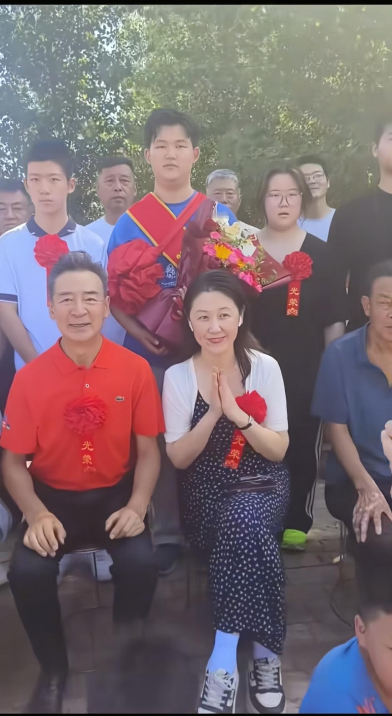 寇振海53岁老来得子，如今终于扬眉吐气！
9月6日，寇振海携子寇家宝回乡祭祖，感