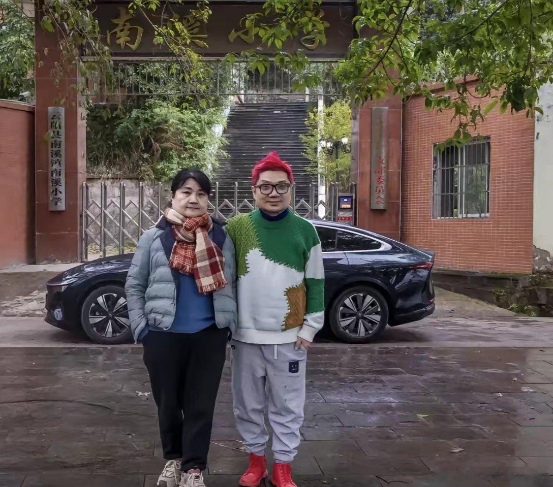 真是亲姐弟，程青松和他的姐姐如同一个模子刻出来的长相。​这两个人脸型最有特点，标