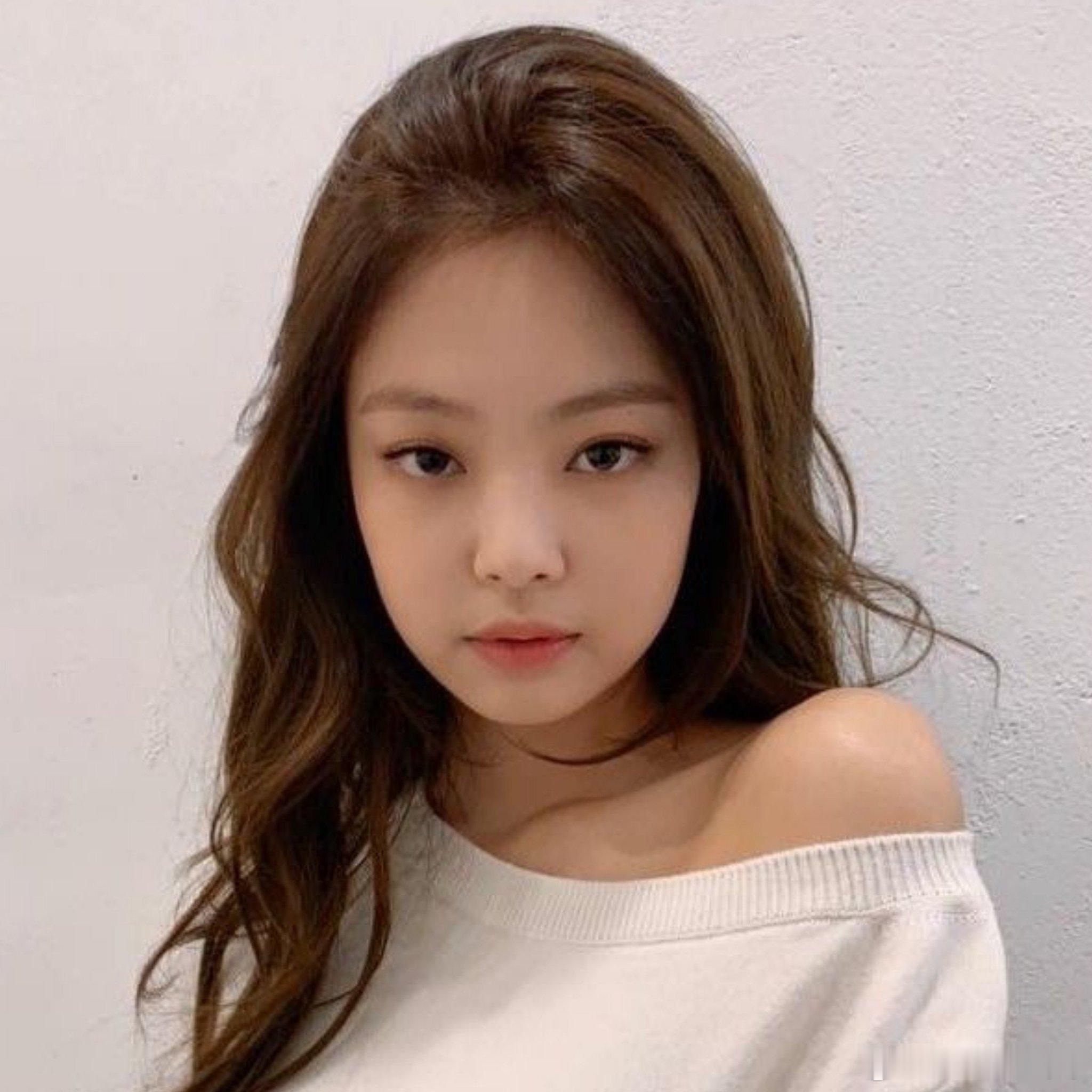 JENNIE透露，和ROSALÍA合作是她的梦想：“我超级期待LUX巡演，看起来