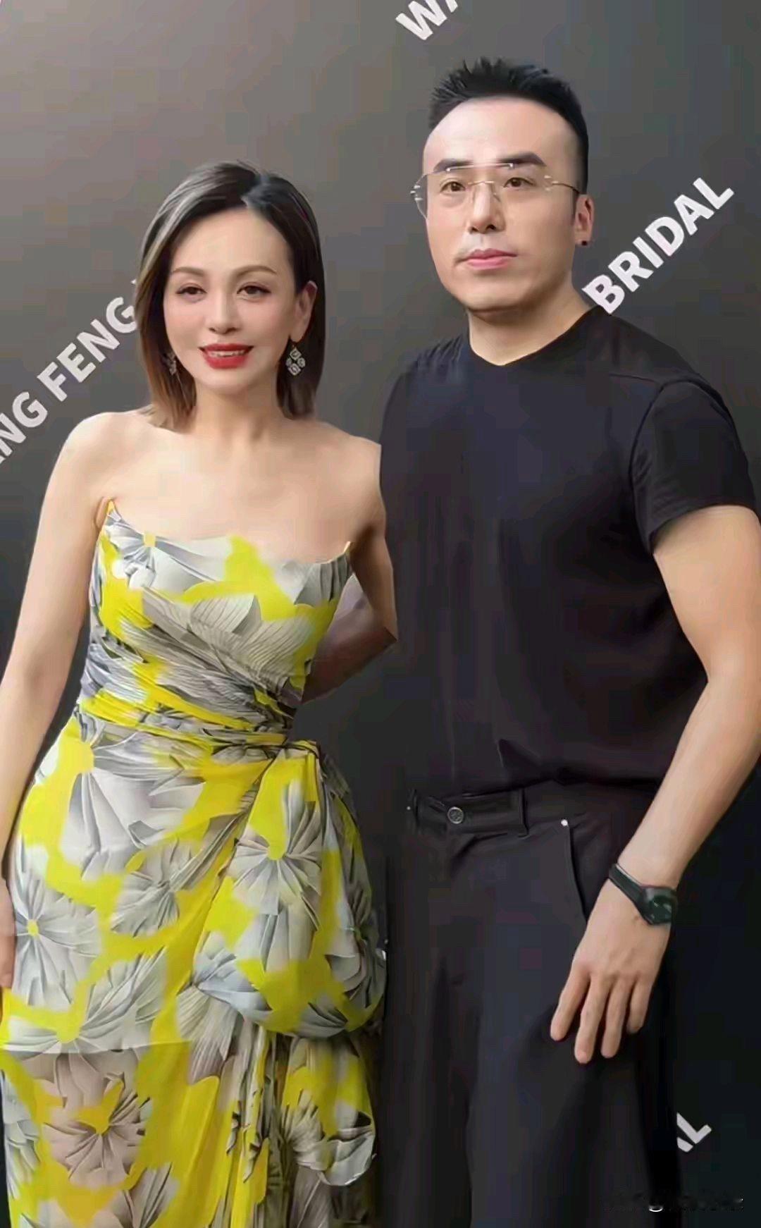 55岁王琳现身秀场，又美又飒不敢认，与神秘男人亲密合影引热议！[灵光一闪][灵光