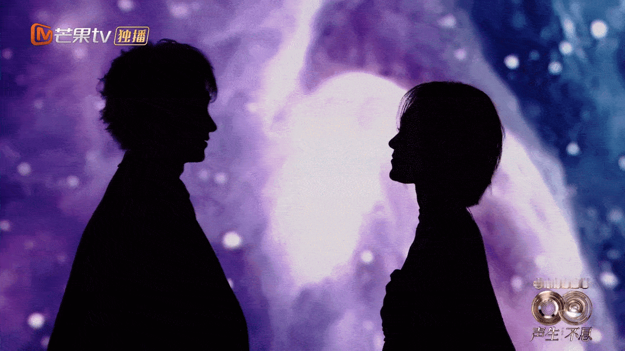 汪苏泷希林娜依高借位吻 这个舞台直接杀疯热搜！借位吻的剪影定格太绝，暧昧张力拉满