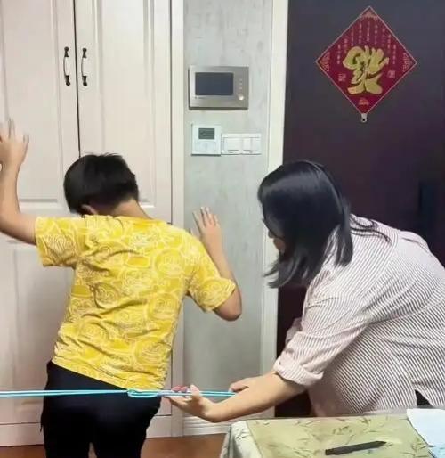 群里相约打孩子。
这是发生在小区里的真事，但比故事更搞笑。

星期六，小区微信群
