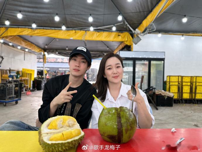 龙梅子十个勤天关系陈少熙请妈妈龙梅子吃榴莲 陈少熙请妈妈龙梅子吃榴莲，母子之间的