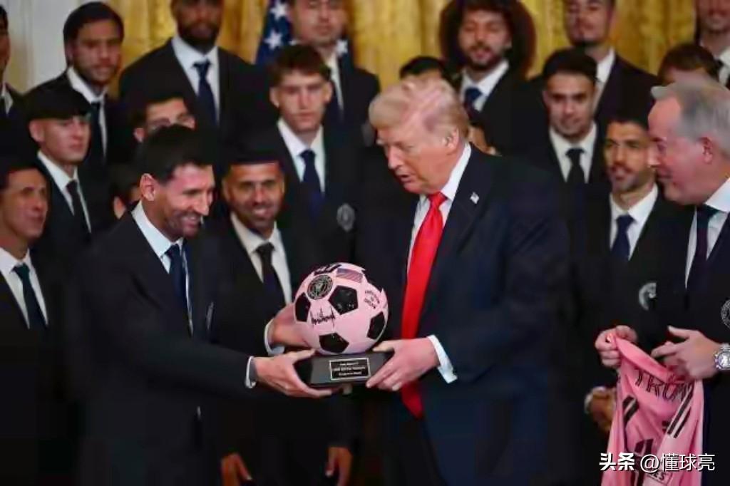 美国近五任总统最欣赏的球星：

1、克林顿——迈克尔乔丹
2、布什——姚明
3、