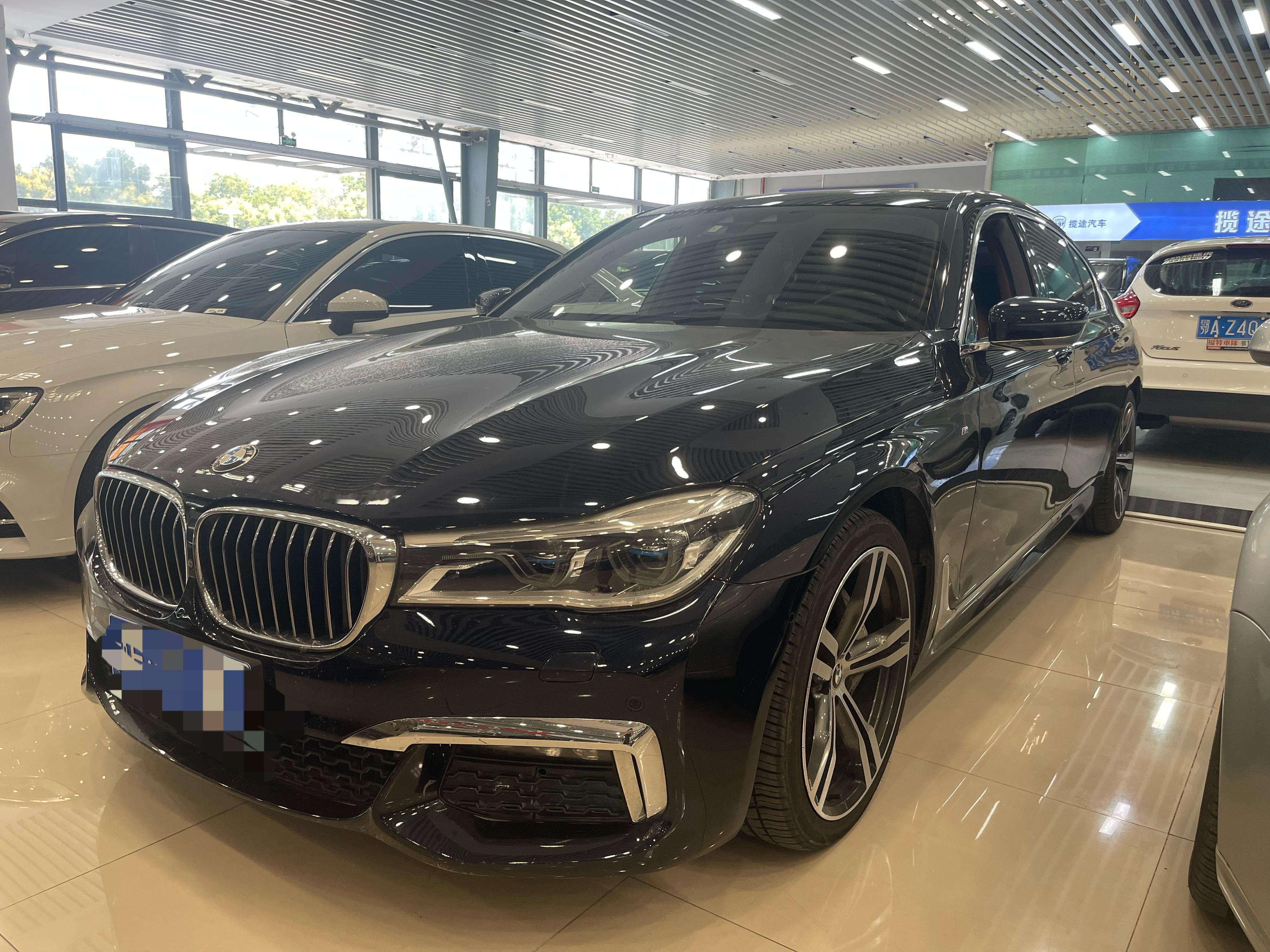 2019年已经到店停在后面的棚户区没有人来看毕竟当时也是百万豪车马上中秋节了，这