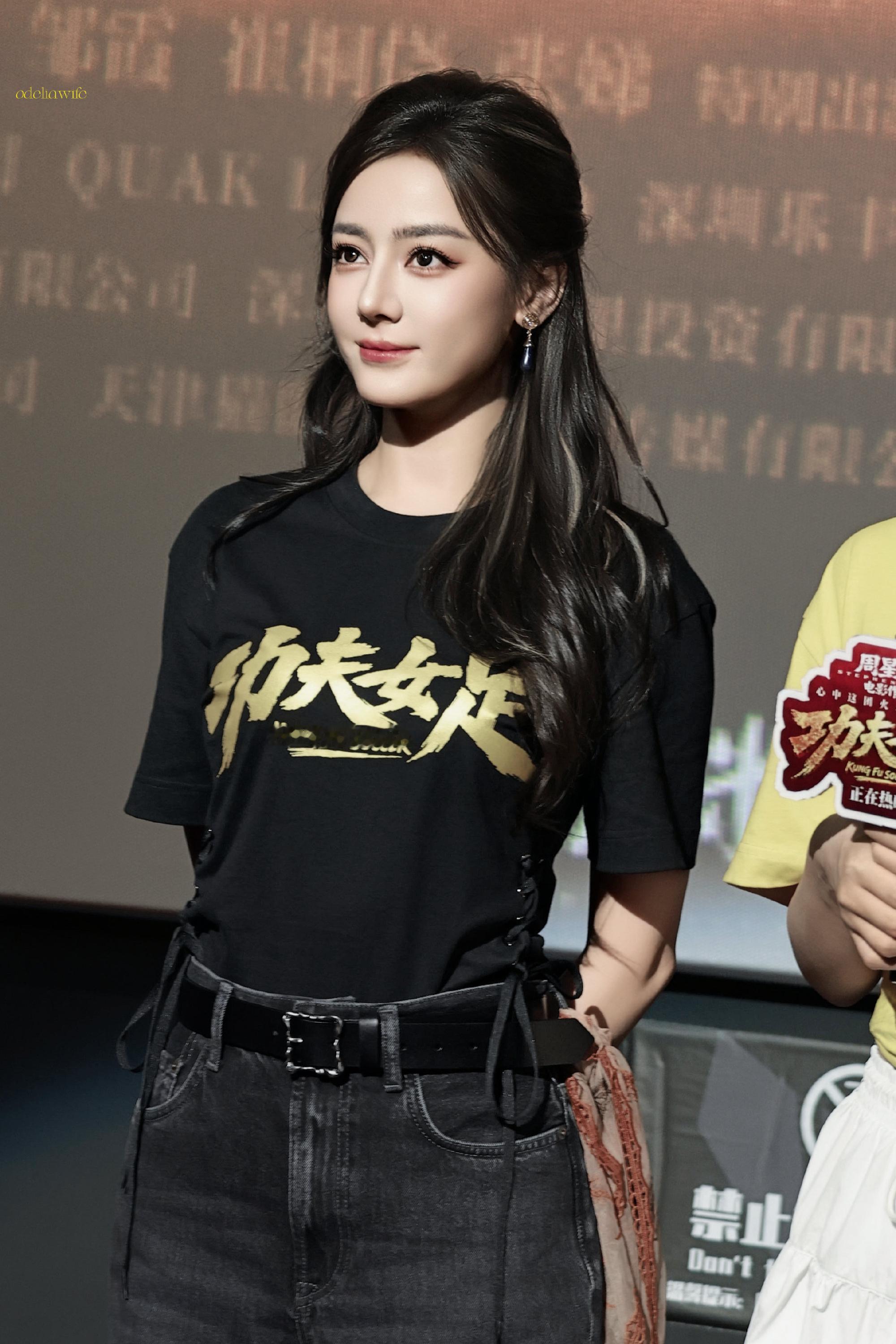 迪丽热巴路虎卫士全驭代言人迪丽热巴 dlrb 热巴开卫士 dlrb 迪丽热巴卫蓝