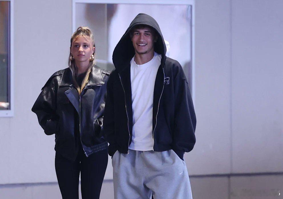 💫倫納特·卡爾與女友佐伊·凱佩勒，湯姆·比紹夫攜約瑟芬·紹爾，現身安聯球場觀看