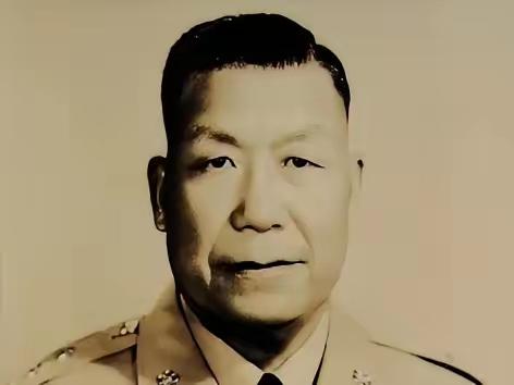 1949年初夏，青岛码头上灯火通明，几万国民党兵正往船上挤，谁也没注意到，码头角