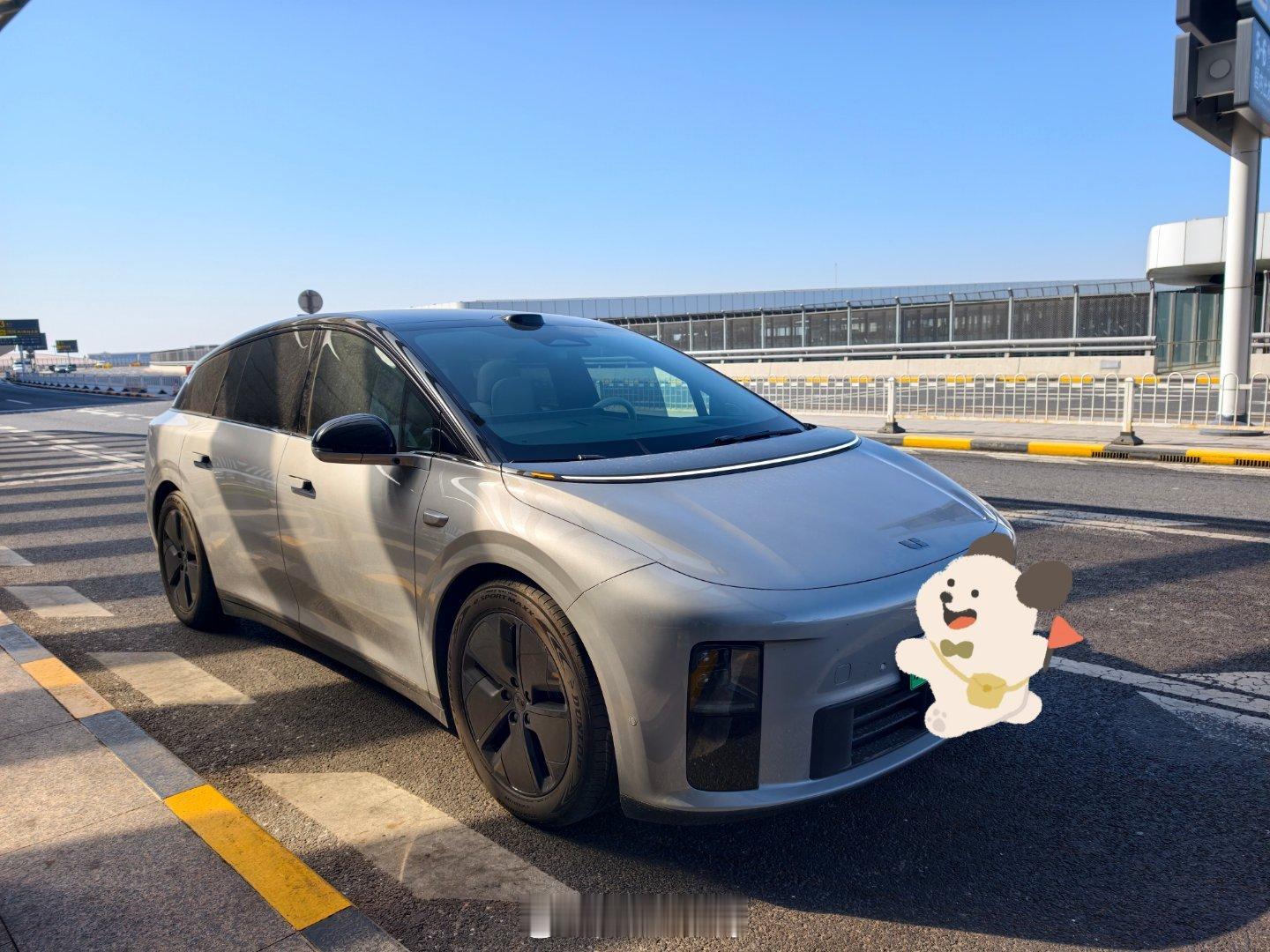 落地北京，泊车代驾取车，直接送到跟前，开着理想i6回家补拍俩镜头，然后继续出发去