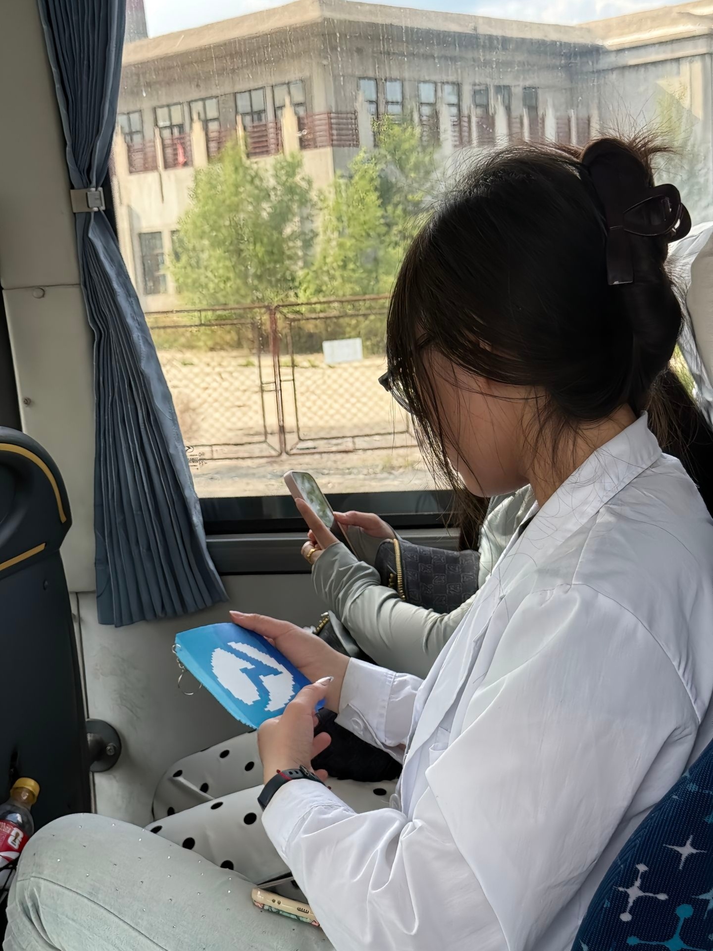 这个女生在玩什么拼豆图案，怎么看起来这么眼熟？ 