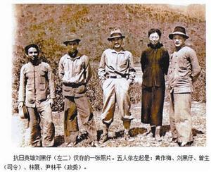 1943年，东江纵队队长被关入粪湿地牢，即将行刑之际，他夺下日军铁锤。1941年