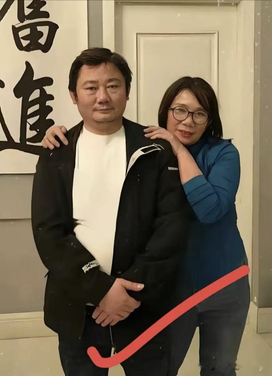 10月30日，张雪机车创始人张雪发视频说，自己已经把母亲何琼拉黑了。不是母子翻脸