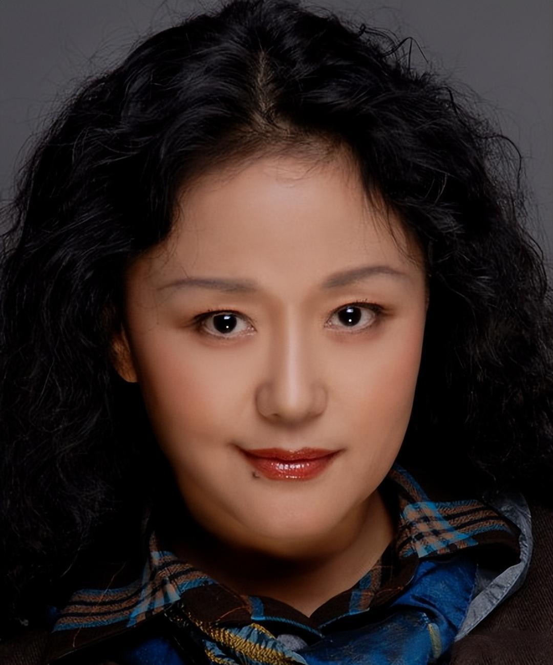 1979年，饰演潘金莲的廖学秋拍完，赶回家中却看到老公怀里搂着一个陌生女人，廖学