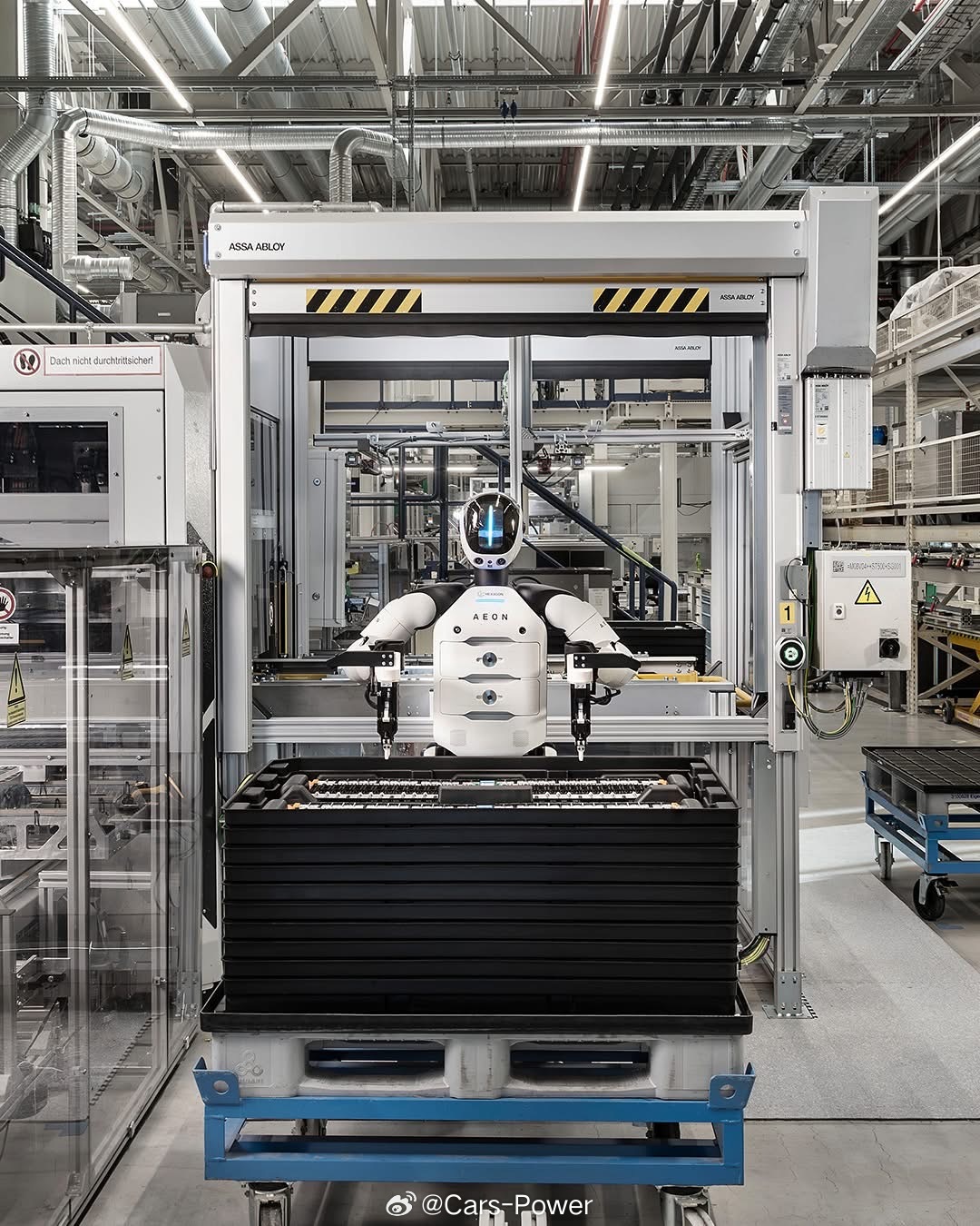 🤖有的人形机器人在表演翻跟头🤖有的人形机器人已经规模化应用于工业生产宝马莱比