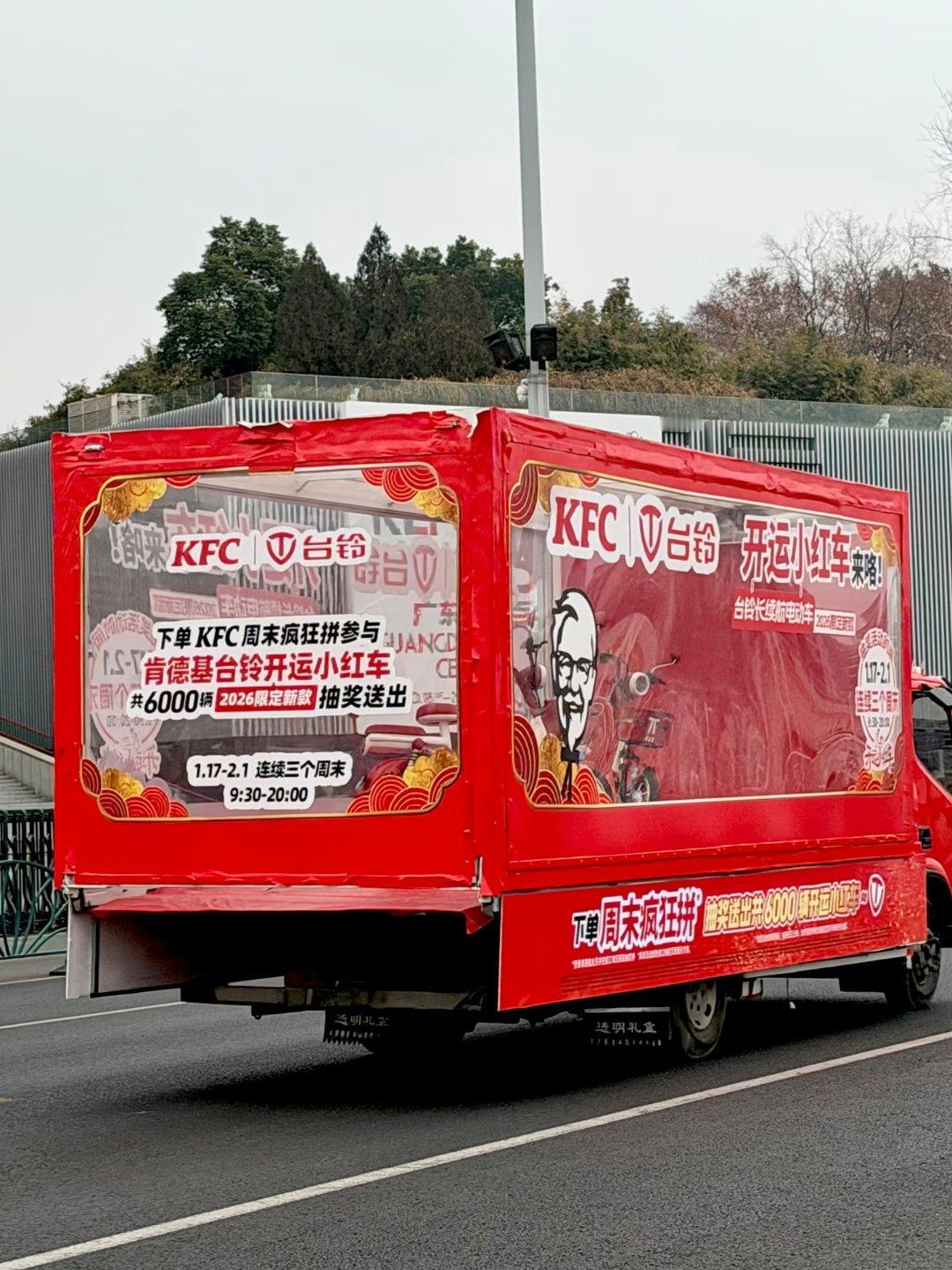 我以为十八线小城市才会有这种流动广告车，没想到上海也...... 