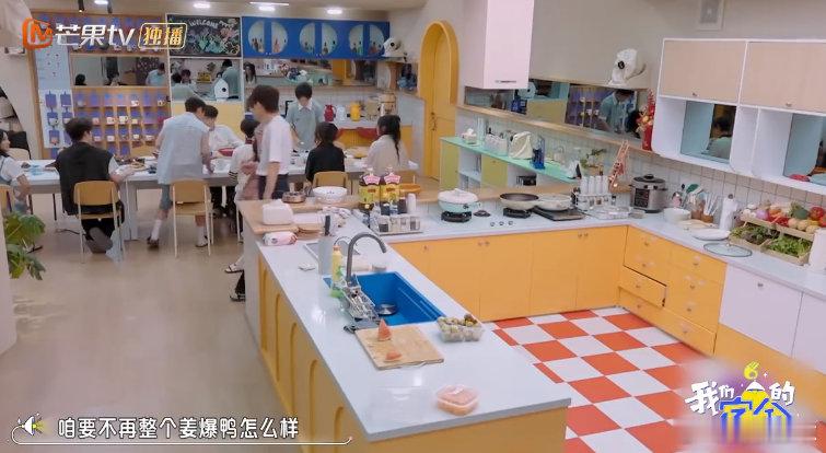 姜妍来宿舍开火做饭了 我们的宿舍 天呐！何炅一句话让宿舍秒变美食盛宴现场，姜妍麻